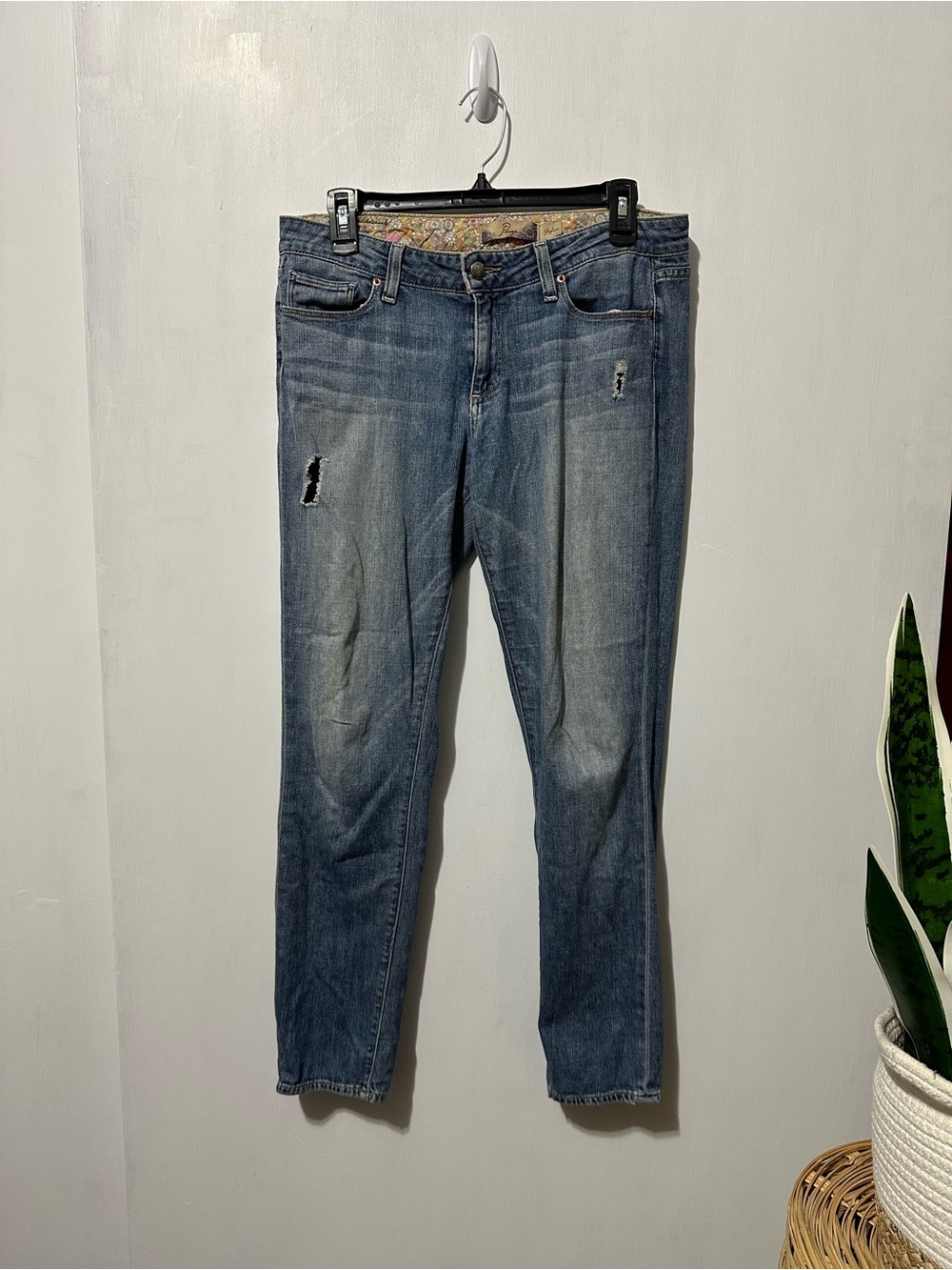 Paige light-wash distressed women’s jeans - size 30 - skyline